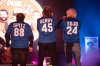 Stolz präsentiert das Team Bulldozer Shirts mit ihren alten Rückennummern
