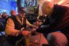 Marcus hilft einen Fan sich einen Schal von Maurizio signieren zu lassen