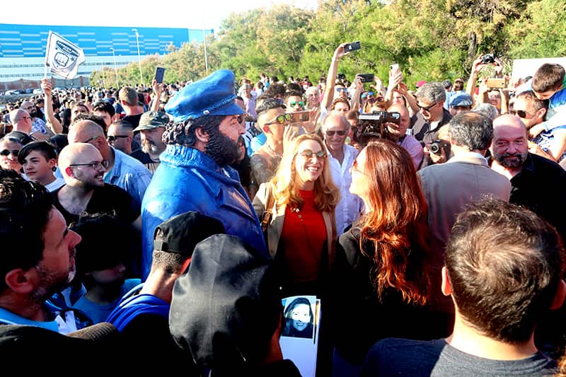 Bud Spencer Statue mit vielen Fans drum herum.