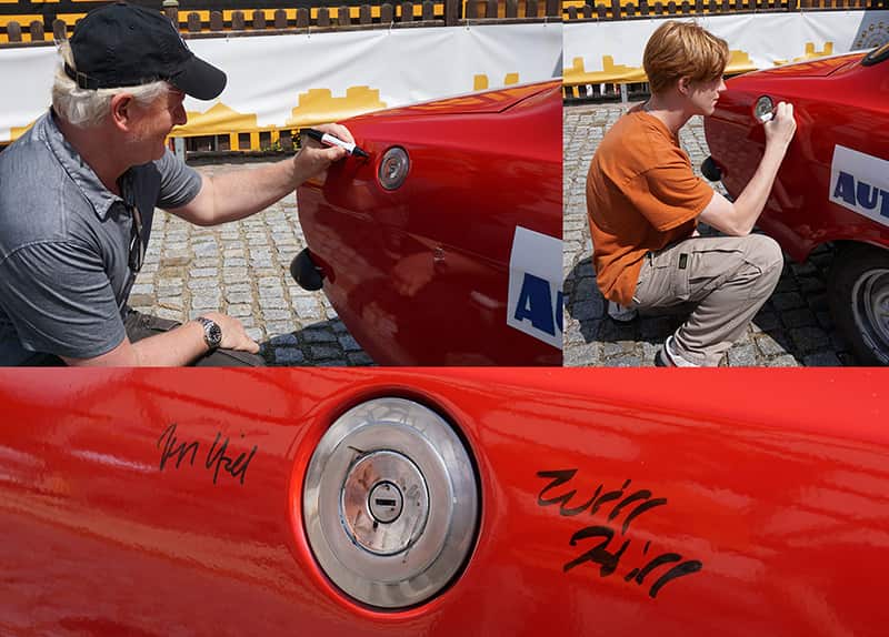 Jess und Will Hill beim Autogramme schreiben. 