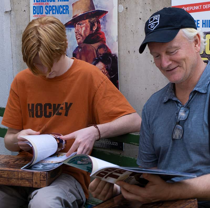 Jess und Will Hill beim lesen im Terence Hill Museum