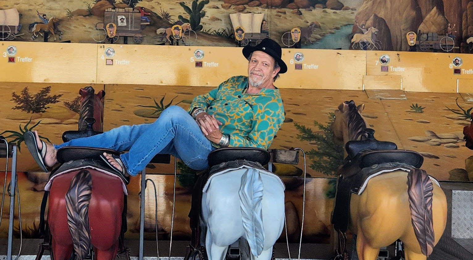 L'artista Ralf Ihlenburg a cavallo